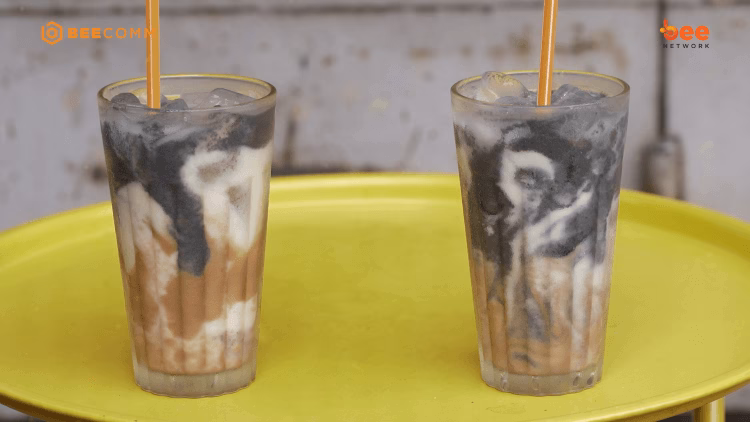 Rời tiệm mì, Tuấn Kiệt “đáp lễ” Bỏng Ngô Mario khi dẫn anh thưởng thức sữa ngũ vị bên cạnh chợ Thiếc. Món sữa này được gọi là đặc sản của chợ Thiếc khiến hai thực khách thích thú.