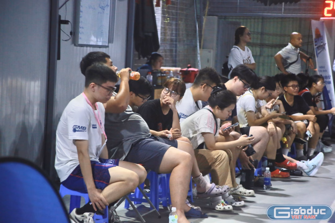 Khán giả chăm chú theo dõi trận đấu và cổ vũ cho cả hai đội.