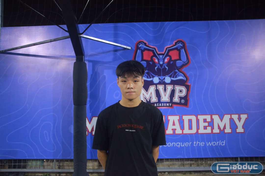 Huấn luyện viên Lê Đức Hiếu của đội bóng rổ Trường Trung học phổ thông Tây Hồ.