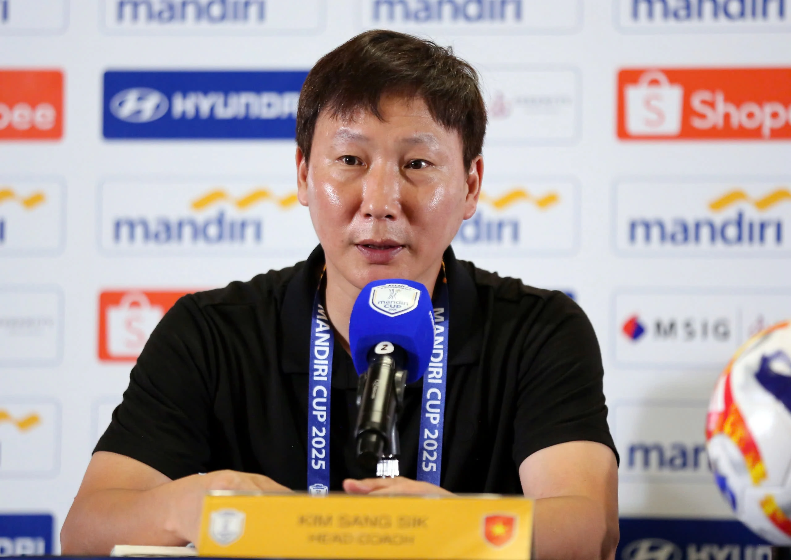 HLV Kim Sang-sik trong buổi họp báo sau trận