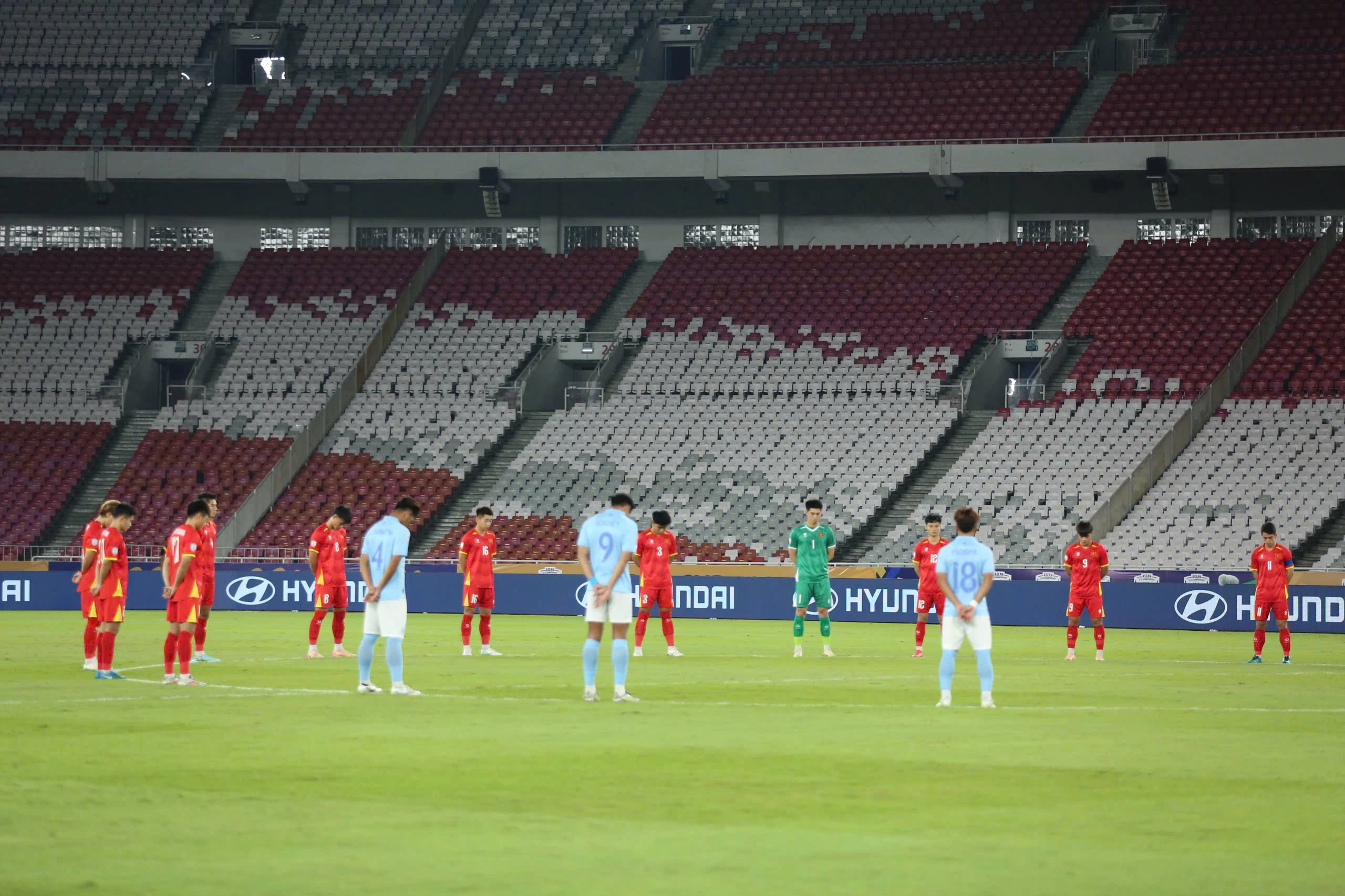 Hai đội dành 1 phút mặc niệm tưởng nhớ các nạn nhân vụ lật tàu ở Hạ Long