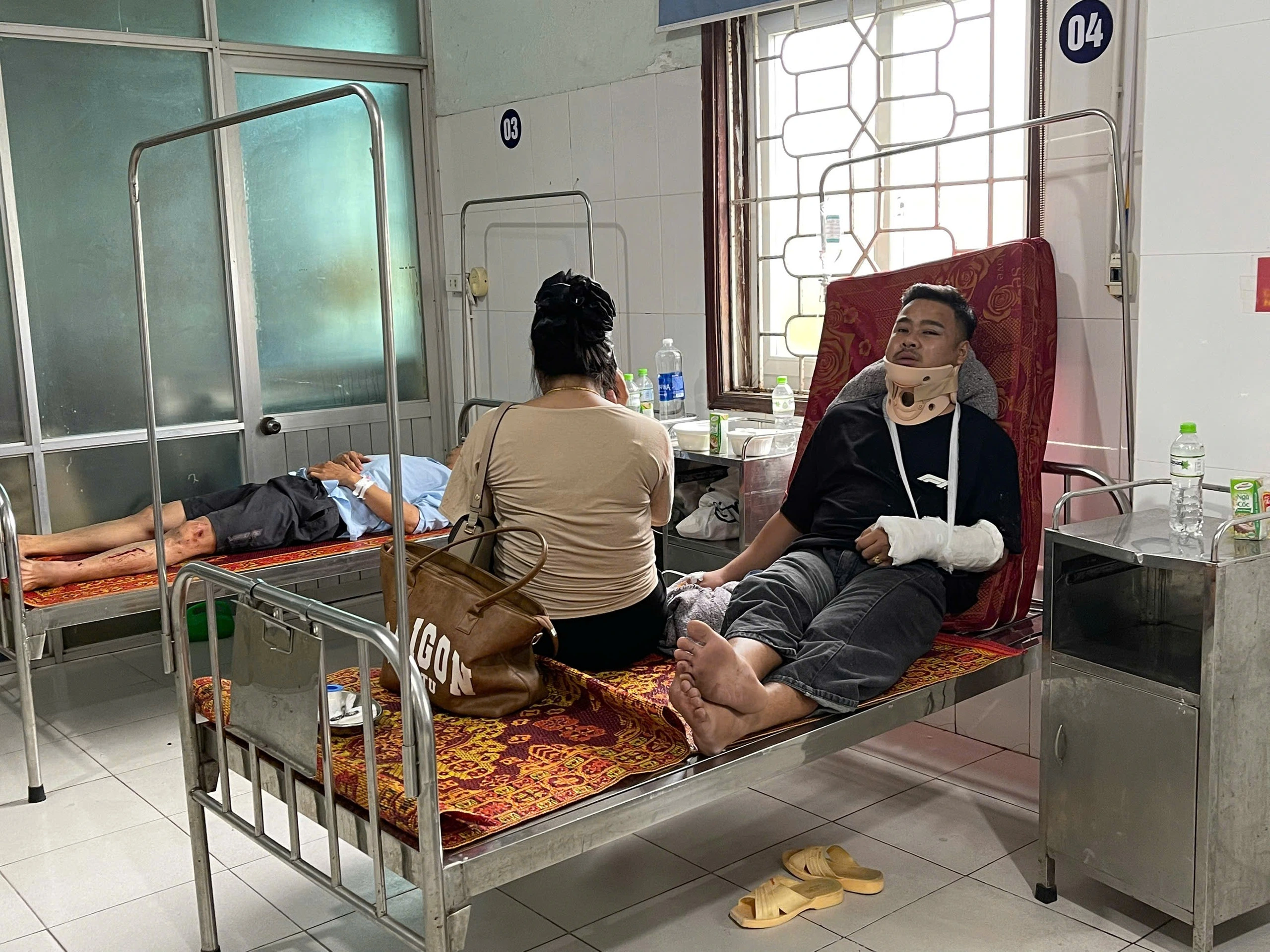 Một hành khách bị chấn thương nặng ở cổ và tay đang được điều trị tại Bệnh viện đa khoa Kỳ Anh