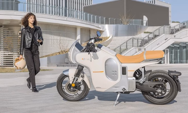Xe máy điện Honda E-VO chuẩn bị về Việt Nam, giá có thể trên 100 triệu đồng Honda E-VO có ngoại hình của những mẫu xe phân khối lớn và sức mạnh tương đương xe máy 200cc - Ảnh: Honda