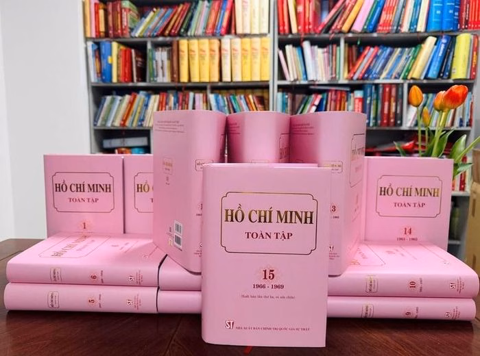 Bộ s&aacute;ch Hồ Ch&iacute; Minh To&agrave;n tập &ndash; t&agrave;i sản tinh thần