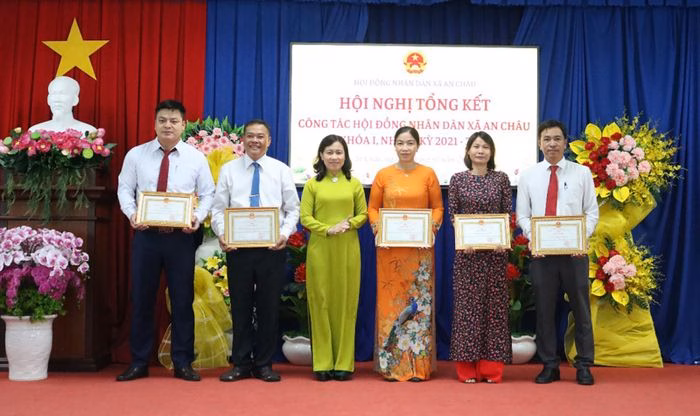 Giấy khen cho tập thể xuất sắc Định kỳ trao giấy khen HĐND An Châu