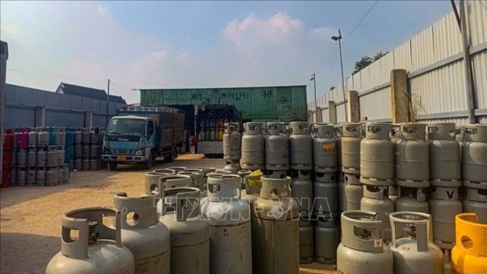 Xe tải chở gas giả bị tạm giữ