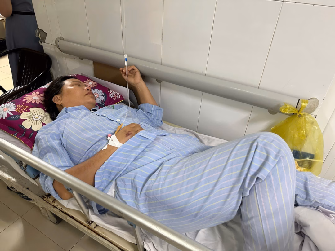Xe ô tô tông 2 xe máy trên quốc lộ, 3 người tử vong Bà Quý đang được điều trị tại Bệnh viện Hữu nghị đa khoa Nghệ An