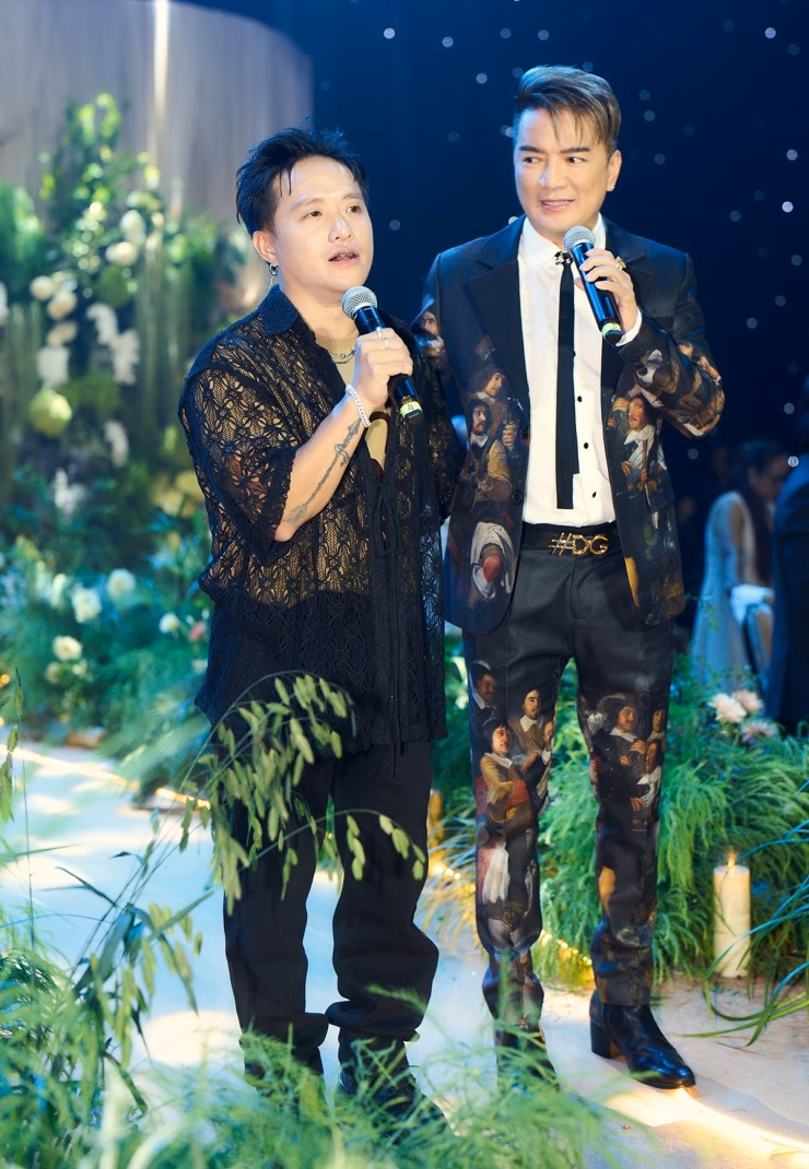 Đạt G và Cindy Lư tổ chức đám cưới, sao Việt đổ về chúc mừng Rapper Huỳnh James (trái) cũng ngẫu hứng lên sân khấu biểu diễn 'Bao lâu em chưa được cưới' tặng Đạt G - Cindy Lư và tất cả khách mời.