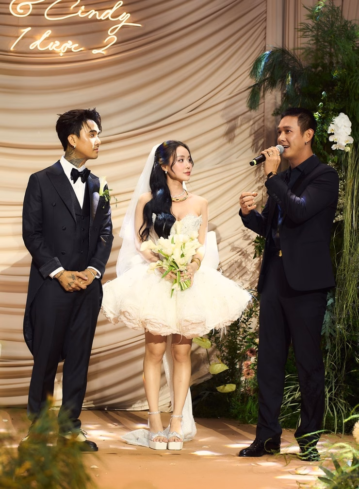Đạt G và Cindy Lư tổ chức đám cưới, sao Việt đổ về chúc mừng Song Luân (bìa phải) chúc mừng đồng nghiệp yên bề gia thất, cưới được người con gái mình yêu.