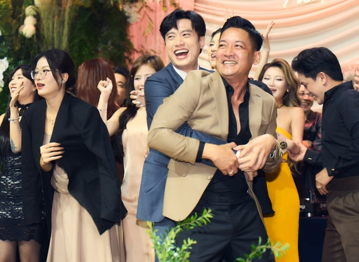 Đạt G và Cindy Lư tổ chức đám cưới, sao Việt đổ về chúc mừng Quốc Trường vui đùa, ôm chặt Thành Đạt khi cả hai lên sân khấu 'quẩy' cùng các khách mời khác.