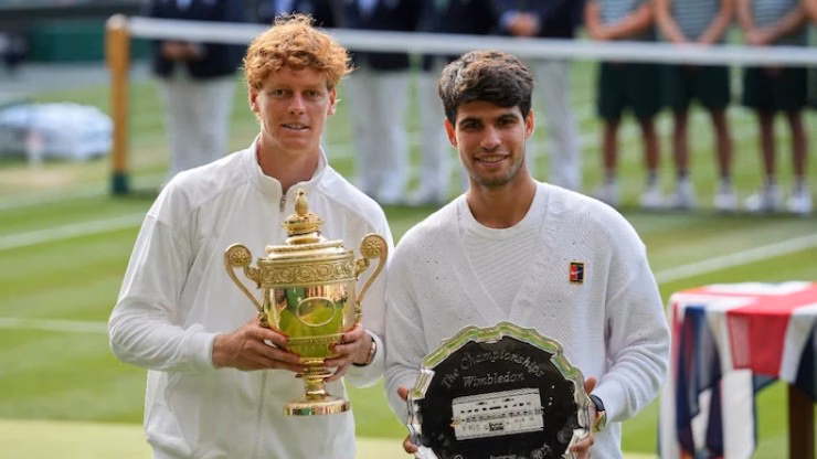 Jannik Sinner bứt phá trên bảng xếp hạng tennis thế giới sau Wimbledon 2025 Sinner hiện đang hơn Alcaraz 3.430 điểm