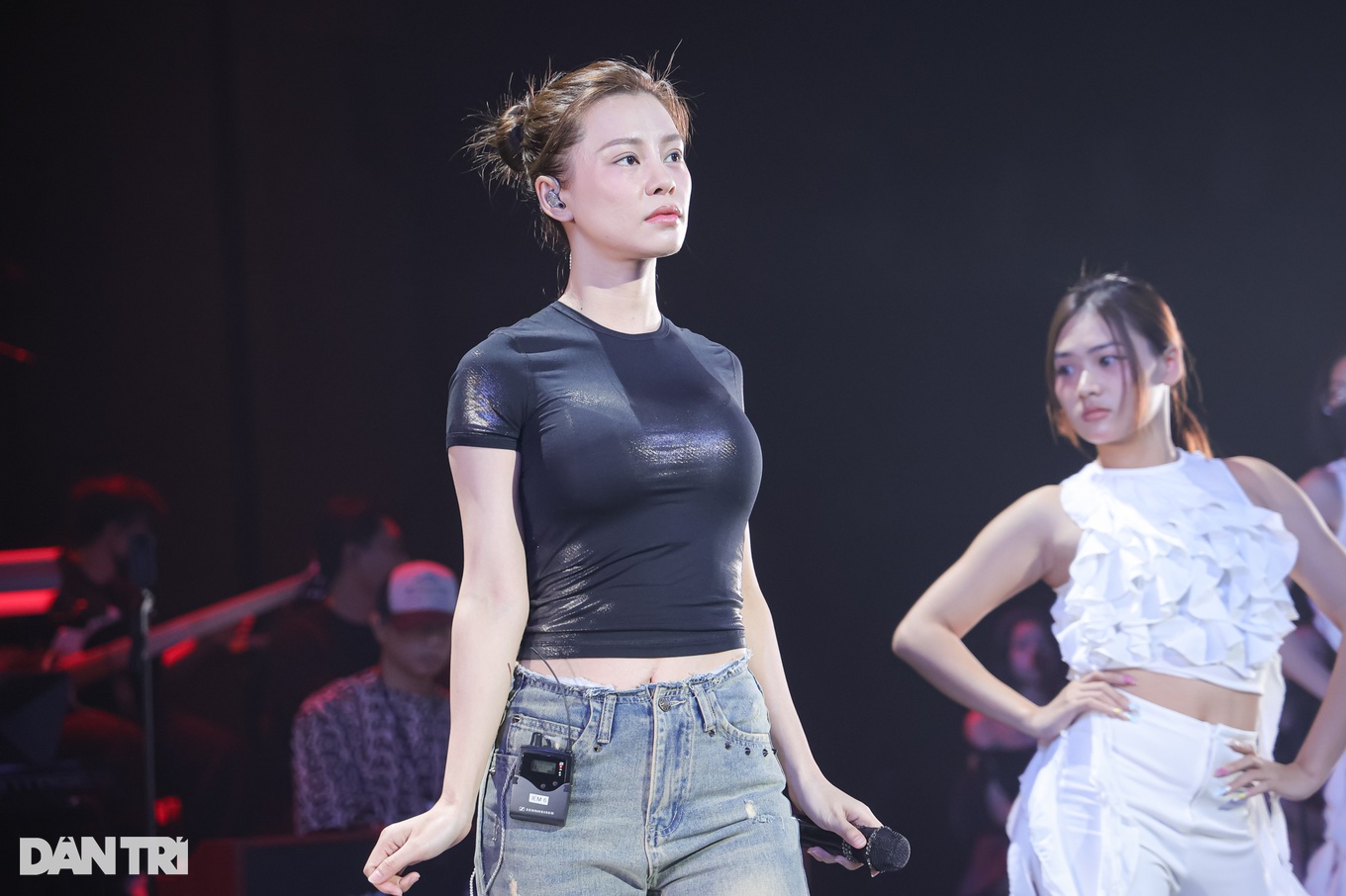Bùi Lan Hương kết hợp Double2T trong chương trình hòa nhạc đặc biệt của Dân trí Bùi Lan Hương tập trung cho tiết mục biểu diễn tại buổi tổng duyệt (Ảnh: Nguyễn Hà Nam).
