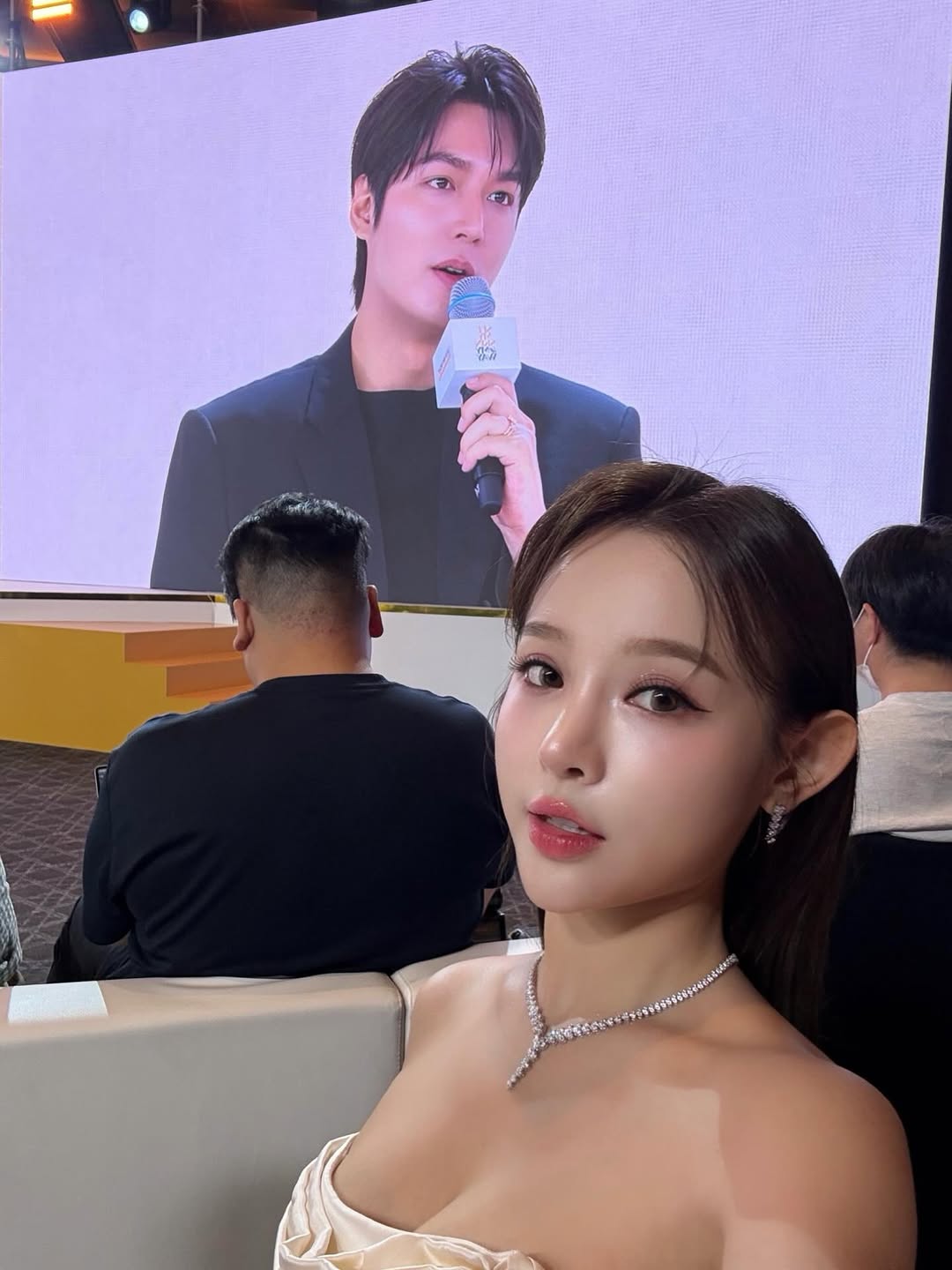 Huyền Baby ‘đe dọa’ Lee Min Ho với nhan sắc lộng lẫy Clip: Mỹ nhân Việt đẹp đến mức khiến Lee Min Ho phải 2 lần ngắm nghía không rời tại sự kiện- Ảnh 2.