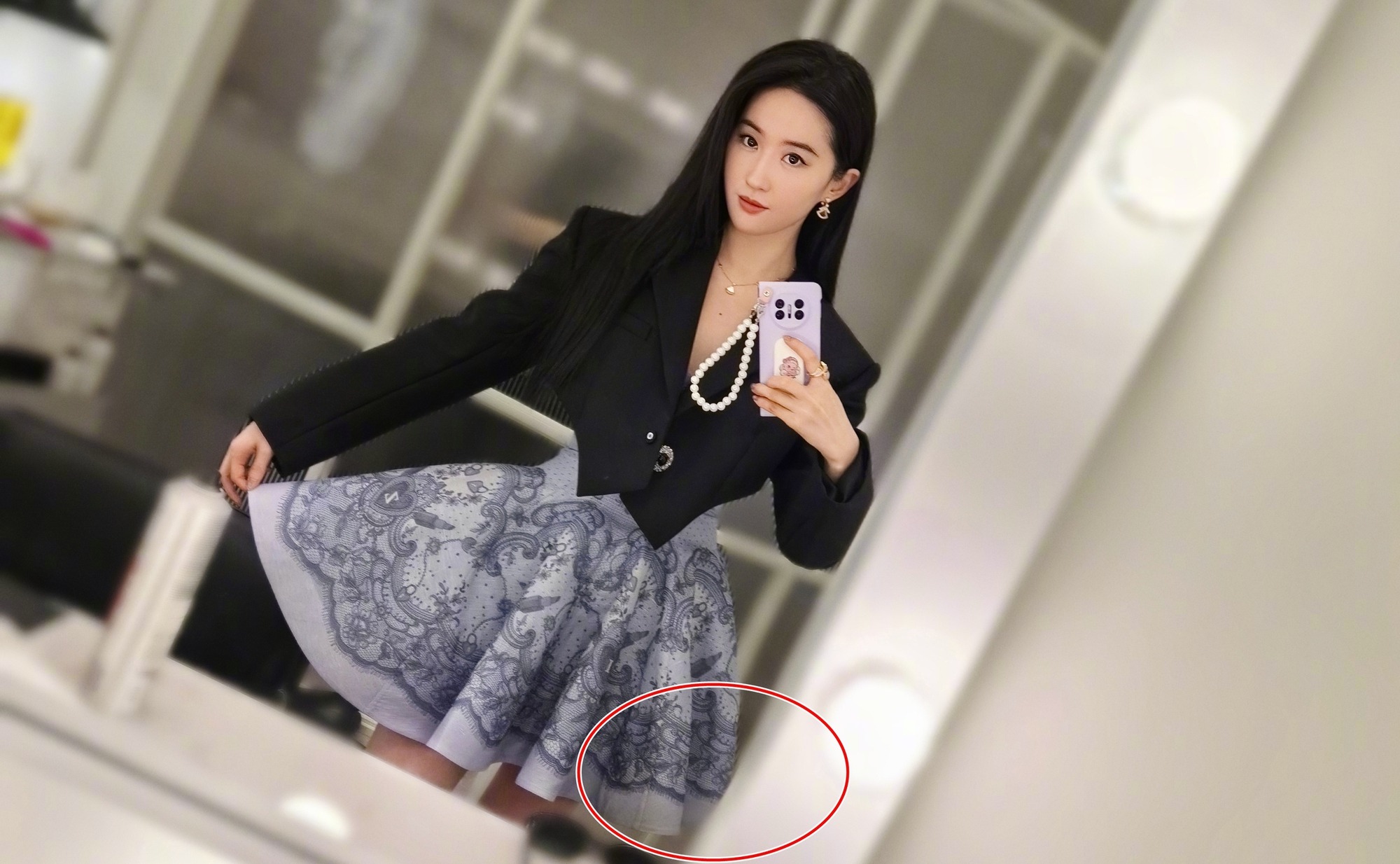 Lưu Diệc Phi dính scandal Photoshop và thái độ kém Để có eo thon dáng đẹp, Lưu Diệc Phi chỉnh ảnh đến méo cả đồ vật xung mặt, mặt nhọn hoắt