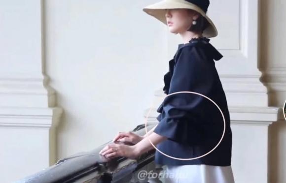 Hải Tú lộ hint đã sinh con, 1 trong 3 chi tiết đáng chú ý từng bị netizen đào lại là gì? Cư dân mạng từng đồn đoán đây là khoành khắc khi cô bầu bí nhưng thực tế ảnh này được chụp trước khi Hải Tú về công ty Sơn Tùng