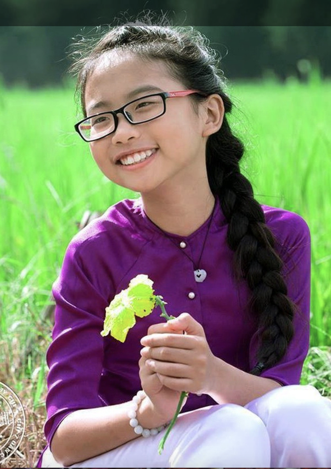 Phương Mỹ Chi: Tự tin vượt qua ám ảnh ngoại hình Hình ảnh cô bé dân ca đeo cặp kính, tết tóc, ăn mặc đơn giản thời mới vào nghề gắn liền với Phương Mỹ Chi, được nhiều người yêu mến. Vì vậy, có thời điểm ca sĩ nhận nhiều lời bàn tán tiêu cực vì thay đổi phong cách thời trang.