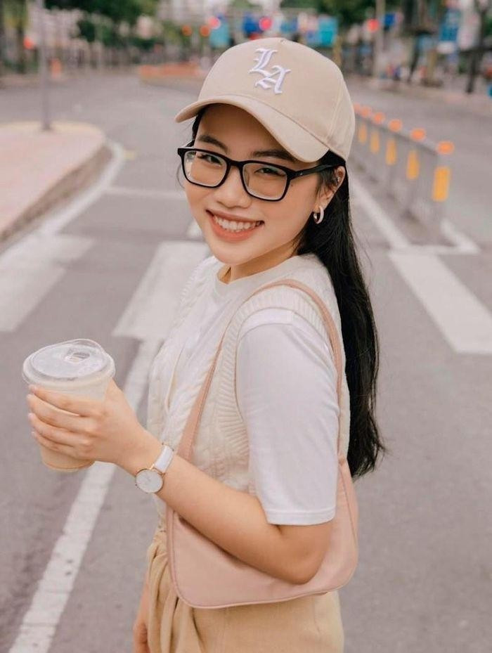 Phương Mỹ Chi: Tự tin vượt qua ám ảnh ngoại hình Nhưng sau tất cả lần hành hạ cơ thể, Phương Mỹ Chi tự hỏi những lời phán xét có đáng để tôi đánh đổi sức khỏe không. Từ đó, cô học cách chăm sóc bản thân bằng tình yêu thương, thay vì sự chối bỏ.