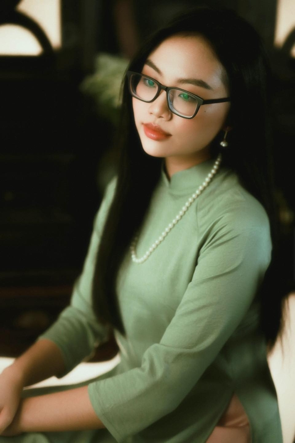 Phương Mỹ Chi: Tự tin vượt qua ám ảnh ngoại hình Suốt tuổi dậy thì, Phương Mỹ Chi sống trong áp lực lớn về ngoại hình. Cô từng ép cân bằng mọi giá như nhịn ăn, chỉ uống nước, thậm chí móc họng để nôn hoặc uống thuốc giảm cân. “Tôi ám ảnh đến mức đi ngủ cũng mơ thấy mình tăng cân. Có lúc không đứng nổi vì bao tử bị co thắt”, cô kể.
