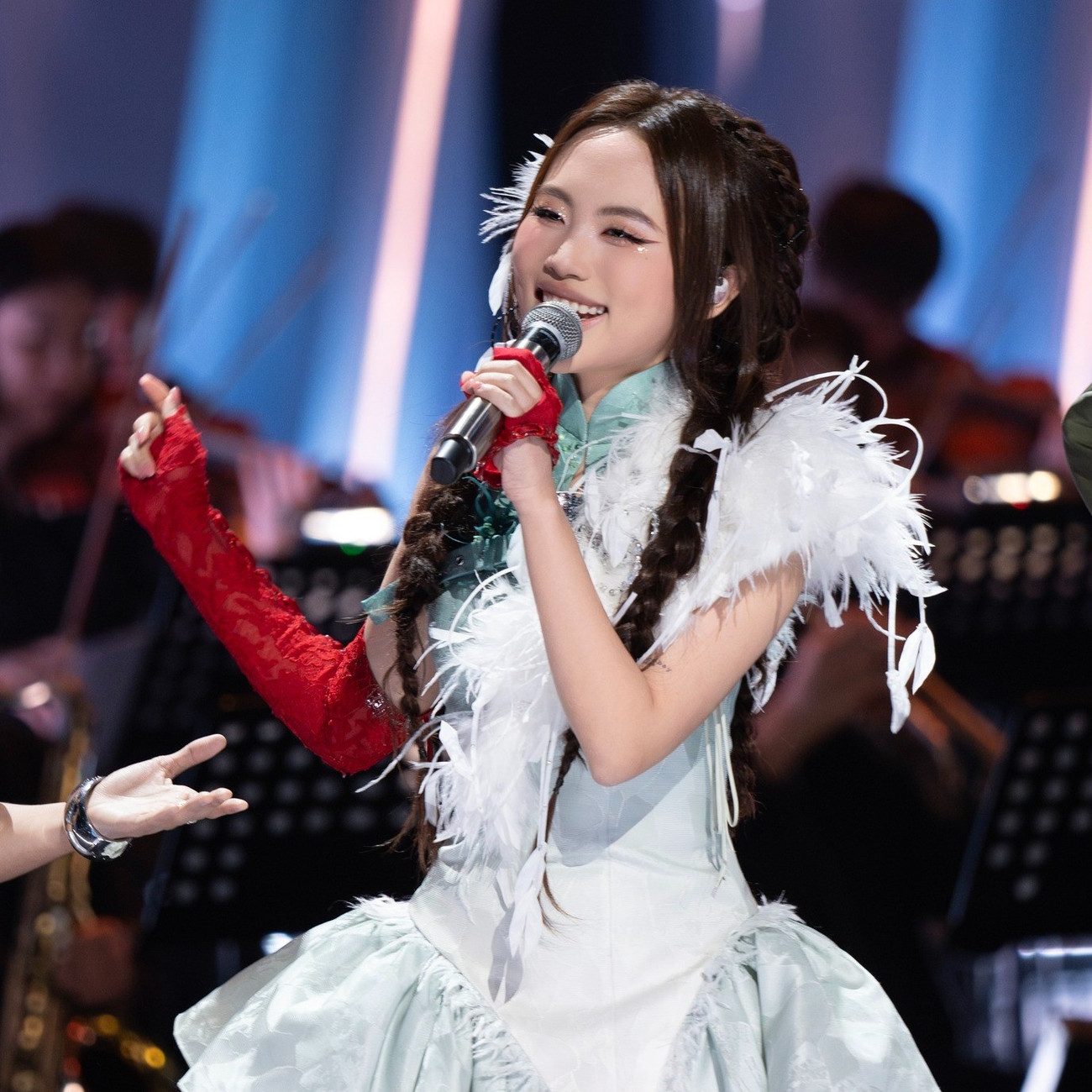 Phương Mỹ Chi: Tự tin vượt qua ám ảnh ngoại hình Thay vì gò bó mình trong những bộ trang phục an toàn, Phương Mỹ Chi linh hoạt kết hợp giữa hiện đại và truyền thống. Cô vẫn xuất hiện trong áo dài, áo tứ thân… nhưng được cách điệu tinh tế, bắt mắt.