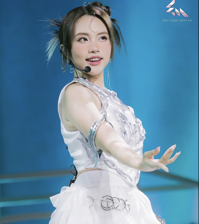 Phương Mỹ Chi: Tự tin vượt qua ám ảnh ngoại hình Phương Mỹ Chi đang cho thấy sự lột xác rõ nét về phong cách thời trang, từ hình ảnh ngọt ngào, truyền thống sang cá tính, giàu tính nghệ thuật. Cô không ngại thử nghiệm với các thiết kế phá cách, từ váy áo mang cảm hứng avant-garde, fantasy đến menswear hiện đại.