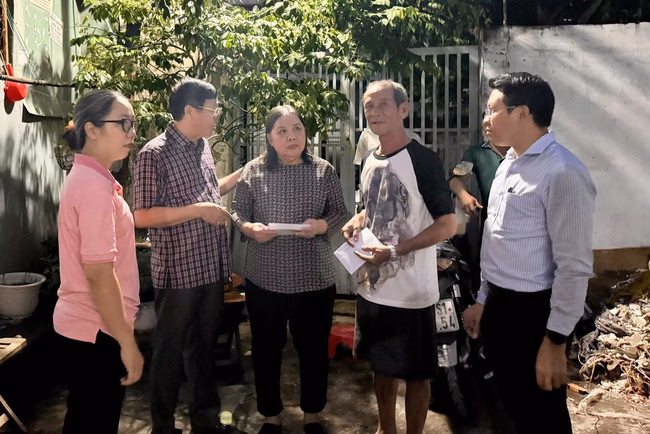 3 căn nhà bị bay mái tôn sau mưa lớn, mỗi hộ dân được hỗ trợ 15 triệu đồng Phường Bình Thạnh hỗ trợ 5 triệu đồng/hộ.