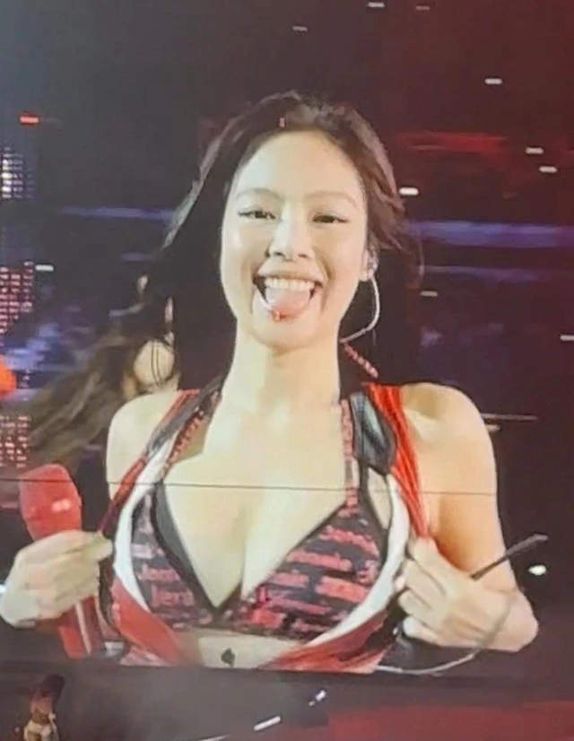 BlackPink gây sốt với tour diễn thế giới, Jennie vướng tranh cãi vì ăn mặc quá gợi cảm Jennie khiến mạng xã hội bùng nổ với màn phanh áo khoe ngực