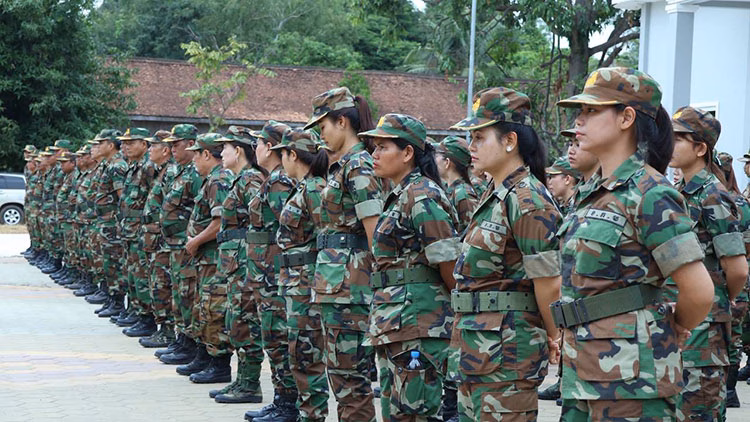 Campuchia chuẩn bị thực thi Luật Nghĩa vụ Quân sự sau 20 năm, kéo dài thời gian phục vụ từ 18 lên 24 tháng Các sĩ quan tại Bộ Tư lệnh Khu vực Tác chiến Kampong Thom, Quân khu 4, Campuchia. Ảnh: RCA