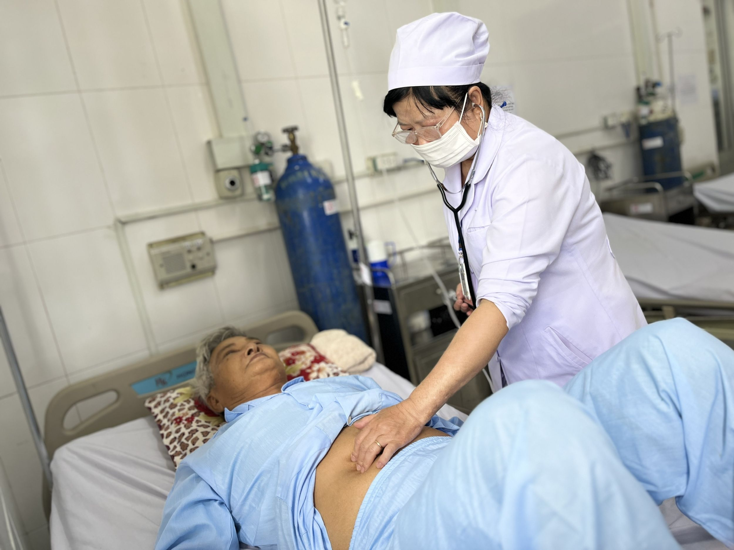 Cần Thơ: Chăm sóc giảm nhẹ giúp bệnh nhân ung thư giảm triệu chứng khó chịu Các bác sĩ vừa theo dõi, chăm sóc giảm nhẹ cả về thể chất và tinh thần cho bệnh nhân. Ảnh: THU SƯƠNG