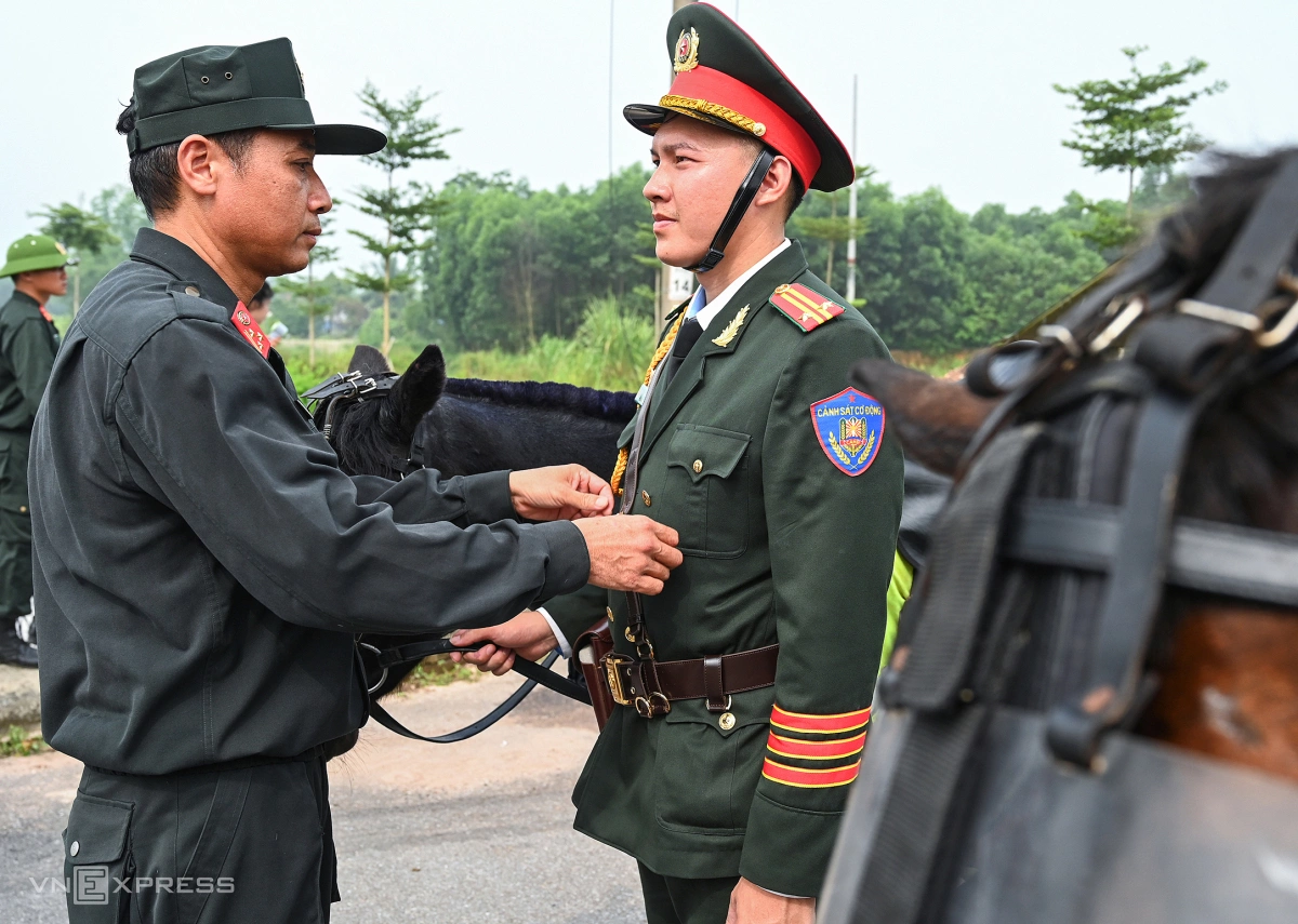 Cảnh sát kỵ binh Thái Nguyên tập luyện chuẩn bị diễu binh mừng Quốc khánh Các buổi tập luyện, chiến sĩ mặc trang phục giống như lúc diễu binh để làm quen. Mỗi người được phát hai bộ.