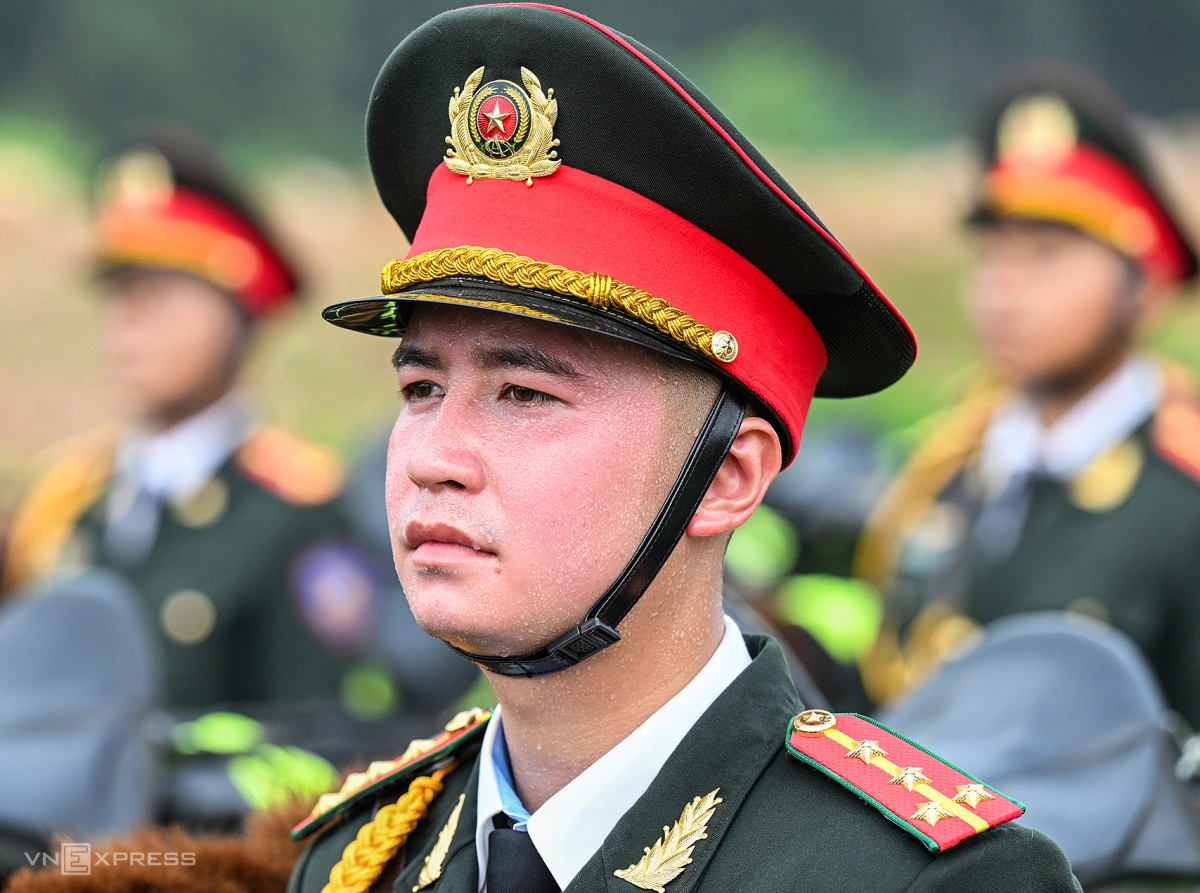 Cảnh sát kỵ binh Thái Nguyên tập luyện chuẩn bị diễu binh mừng Quốc khánh Chiến sĩ Nguyễn Văn Hải kỷ luật trong tập luyện ngoài thao trường, dù ướt đẫm mồ hôi trong ngày nắng nóng gần 40 độ C.