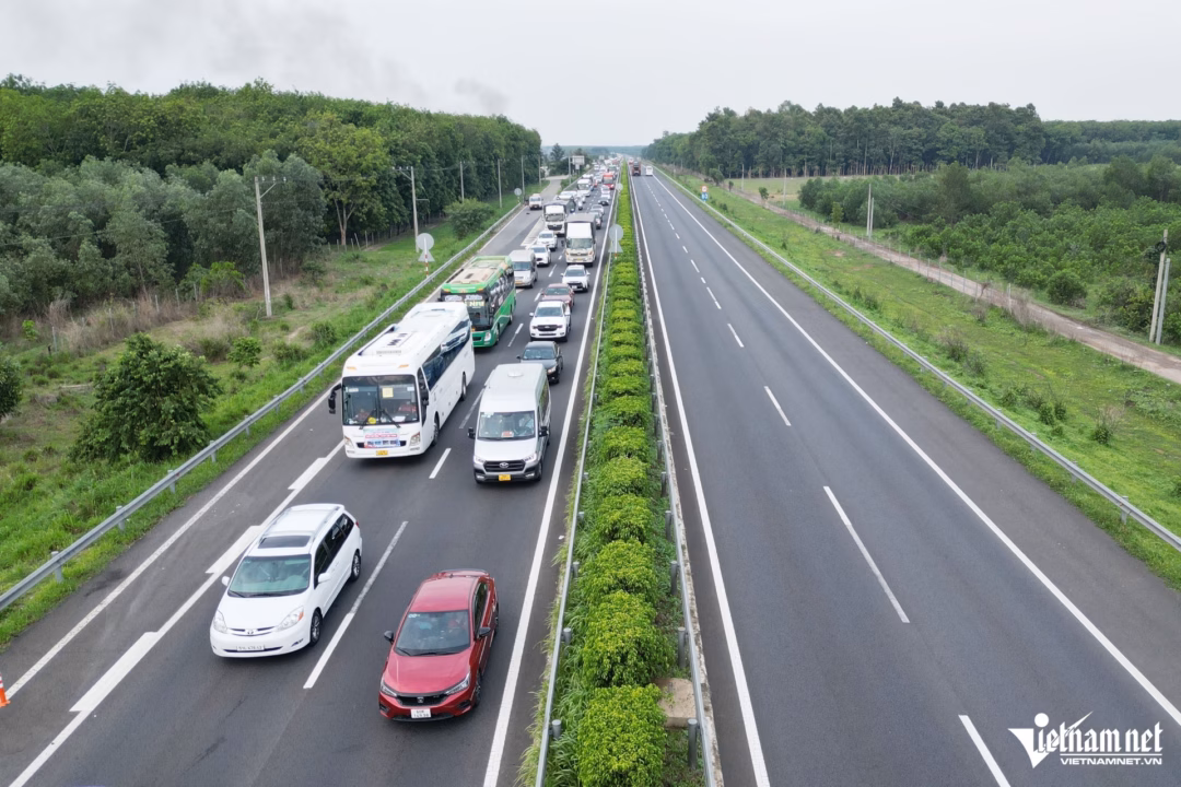 Phương tiện bị ùn tắc trên cao tốc Long Thành - Dầu Giây. Ảnh: Hoàng Anh