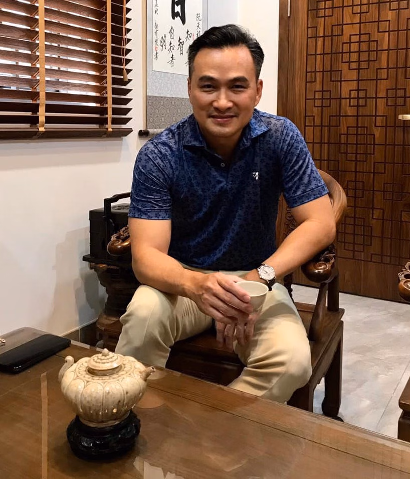 Chi Bảo rời showbiz thành đại gia, sống giàu sang với vợ thứ 3 kém 16 tuổi Chi Bảo gây tiếc nuối khi giải nghệ để tập trung kinh doanh và hoạt động xã hội