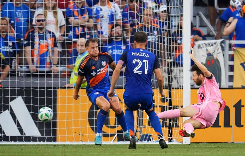 Hậu vệ chủ nhà đã phong tỏa hoàn toàn Messi (Ảnh: MLS).