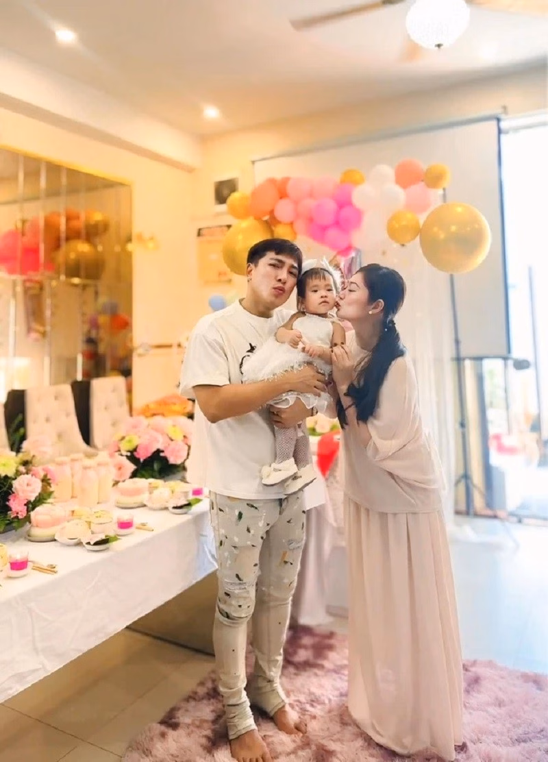 Cuộc sống viên mãn của Thanh Trúc và Châu Khải Phong Nữ diễn viên nổi tiếng miền Tây Nam Bộ, gia tài hơn 50 bộ phim ăn khách, có chồng bằng tuổi là ca sĩ trăm triệu view, đi hát hội chợ khắp Việt Nam - ảnh 4