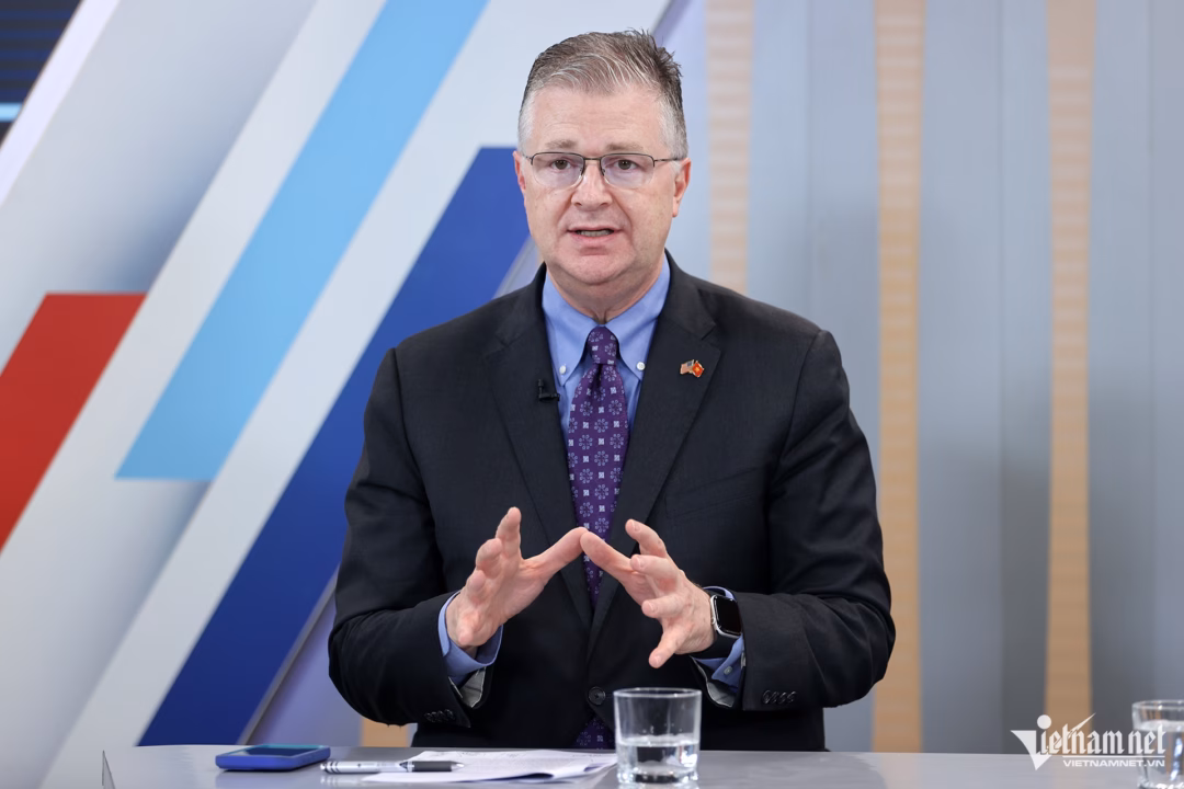Đại sứ Mỹ: Việt Nam cần cải thiện quan hệ thương mại để hút đầu tư Ông Daniel Kritenbrink: "Chính phủ Việt Nam đã gửi tín hiệu mạnh mẽ tới các nhà đầu tư nước ngoài rằng Việt Nam luôn chào đón đầu tư, đặc biệt là vào các ngành then chốt".