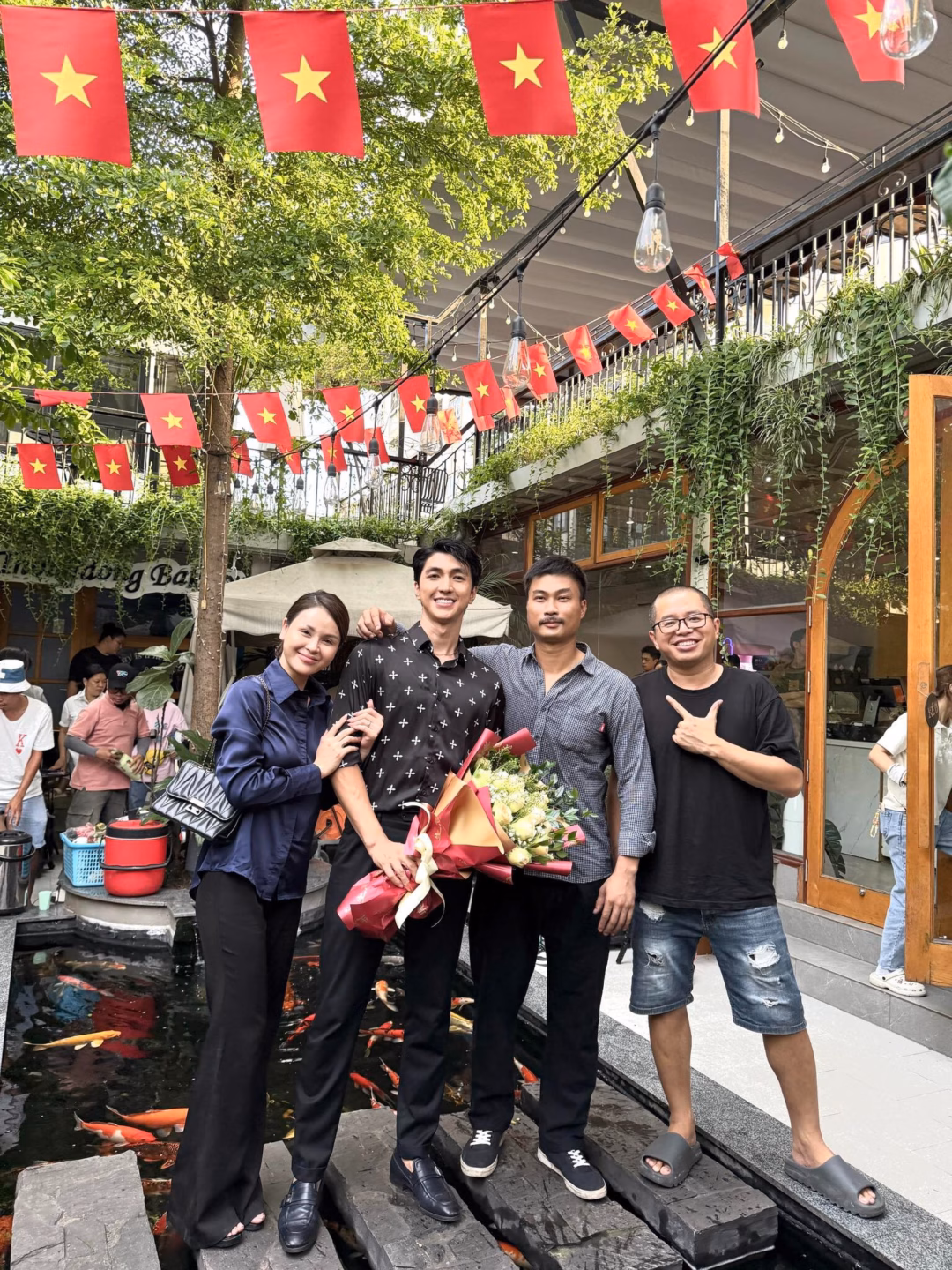 Diễn viên Bình An đối mặt thử thách sau vai diễn gây sốt mạng xã hội Hình ảnh di chuyển bằng nạng của diễn viên Bình An. Ảnh: FBNV