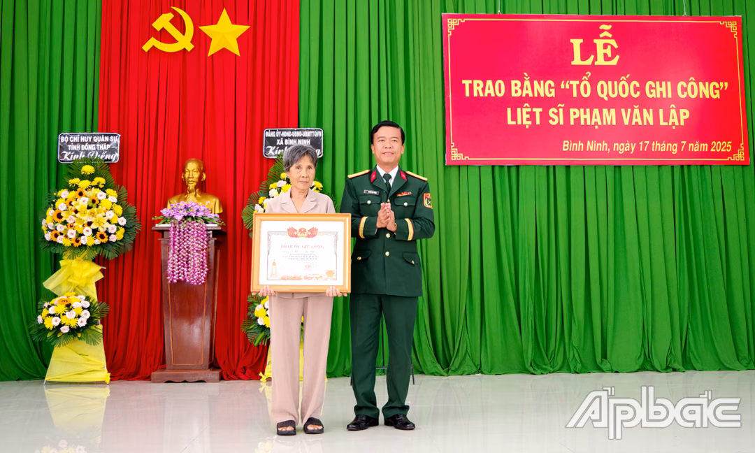 Đồng Tháp: Trao Bằng ‘Tổ quốc ghi công’ cho 2 liệt sĩ quân đội Đại tá Nguyễn Việt Thắng, Chính ủy Bộ CHQS tỉnh trao Bằng “Tổ quốc ghi công” cho thân nhân liệt sĩ Phạm Văn Lập.