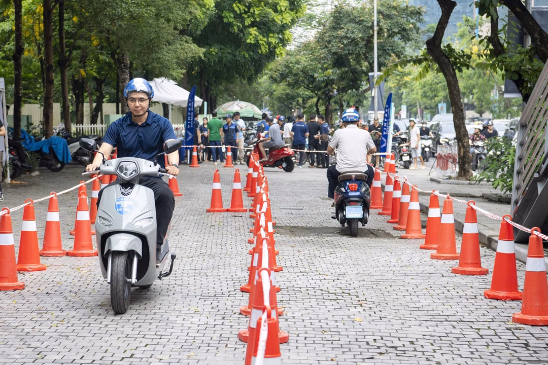 Hà Nội cần lộ trình khả thi để hạn chế xe xăng dầu, phát triển xe điện Người dân Thủ đô lái thử xe máy điện VinFast tại sự kiện lái thử xe