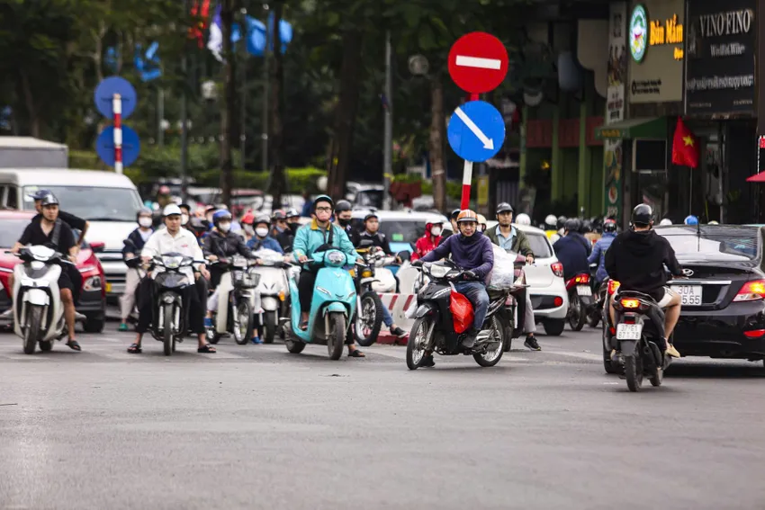 Hà Nội đề xuất hỗ trợ 200 tỉ đồng để người dân chuyển từ xe xăng sang xe điện Hiện nay, phần lớn người dân sử dụng xe máy chạy bằng xăng. Ảnh: P.HÙNG
