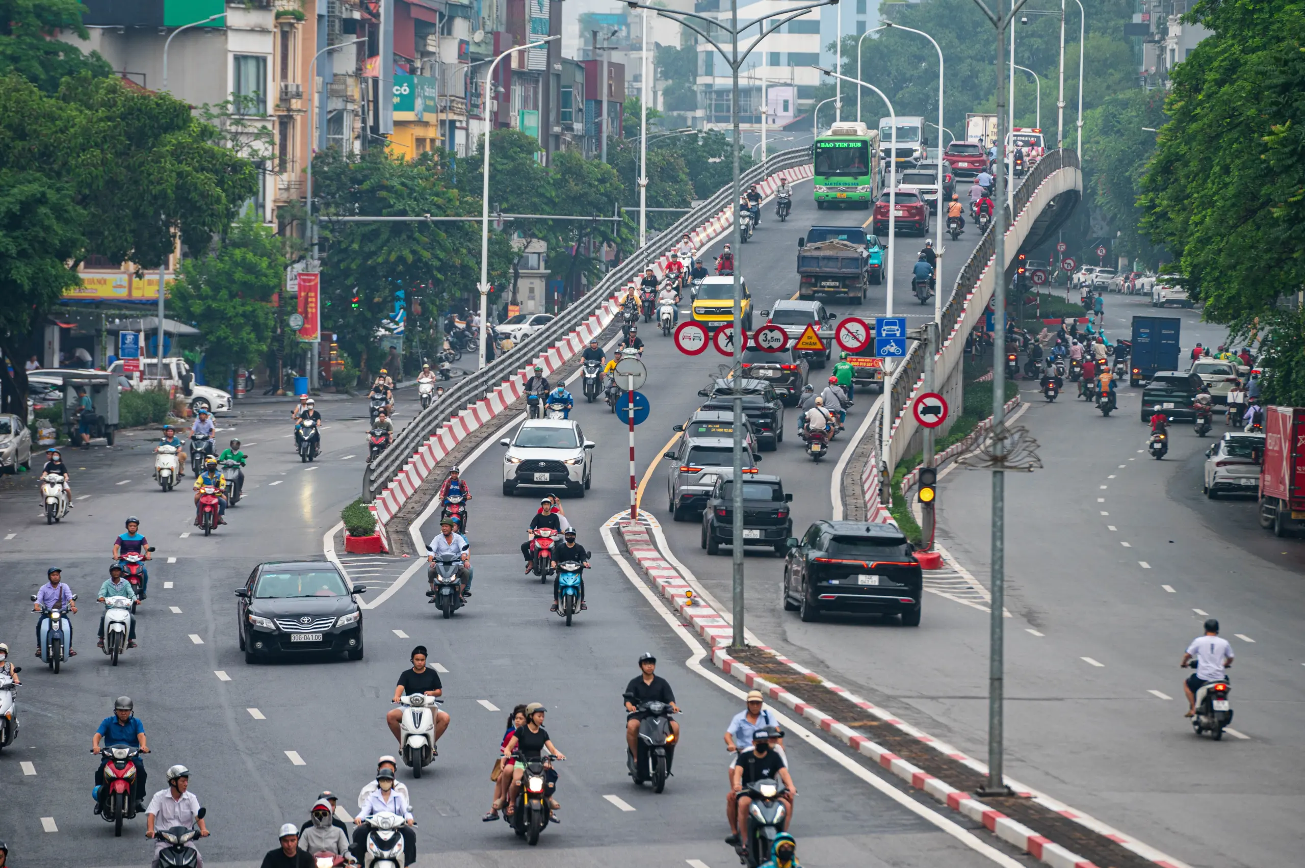 Hà Nội lên kế hoạch chuyển đổi xe buýt, taxi sang điện Hiện trạng giao thông trên tuyến phố Trần Khát Chân - Đại Cồ Việt đoạn qua cầu vượt Bạch Mai - Phố Huế. Ảnh: Đinh Hà.