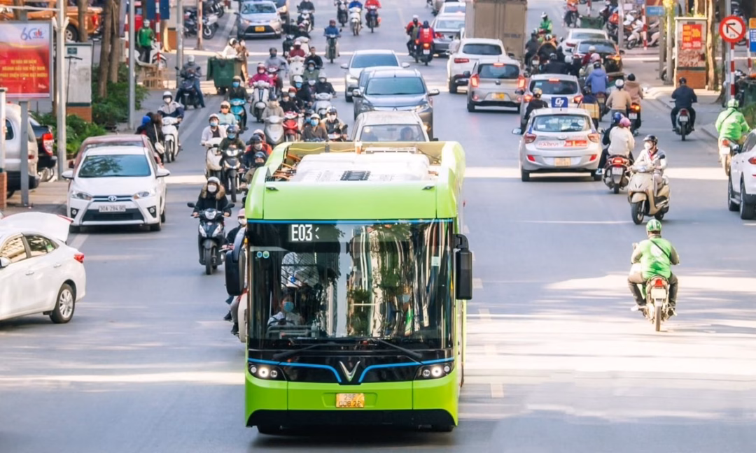 Hà Nội quyết liệt cấm xe máy, lộ trình đến 2026 không còn xe chạy xăng ở nội đô Hà Nội hiện có 15 tuyến buýt chạy bằng năng lượng sạch