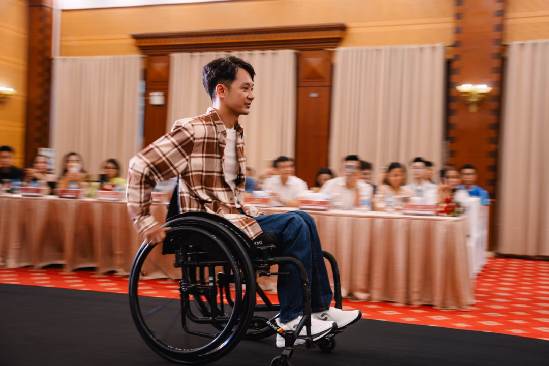 Hà Trúc Linh và Nguyễn Sơn Lâm làm đại sứ chương trình thời trang người khuyết tật Người mẫu khuyết tật trình diễn thời trang