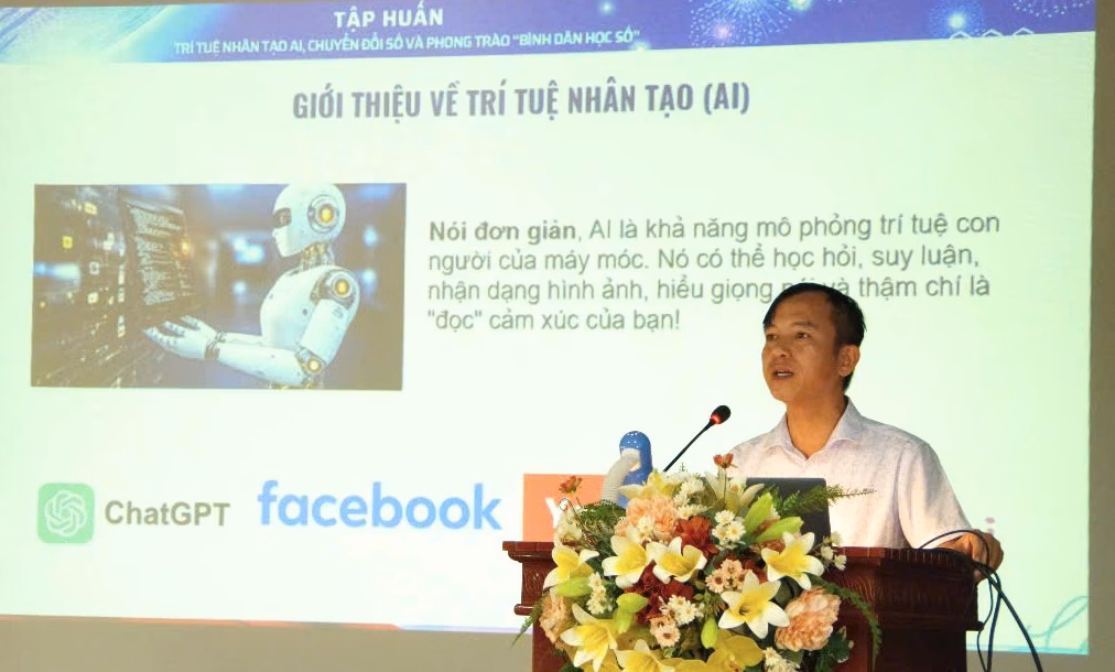 Hải Phòng: Cán bộ, chiến sĩ được tập huấn về trí tuệ nhân tạo và chuyển đổi số Giảng viên trường Đại học Hải Phòng trao đổi với cán bộ, chiến sĩ