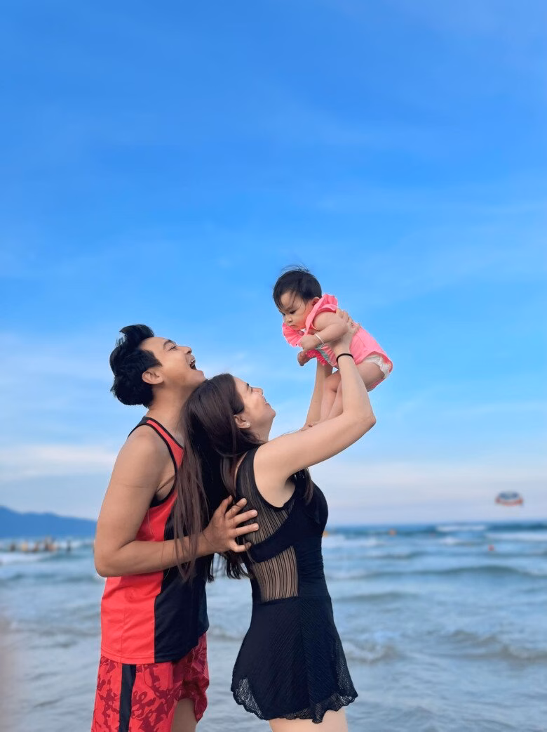 Hành trình 8 năm tìm con của Kha Ly và Thanh Duy Vợ chồng Kha Ly thường xuyên đưa con gái đi du lịch đó đây.