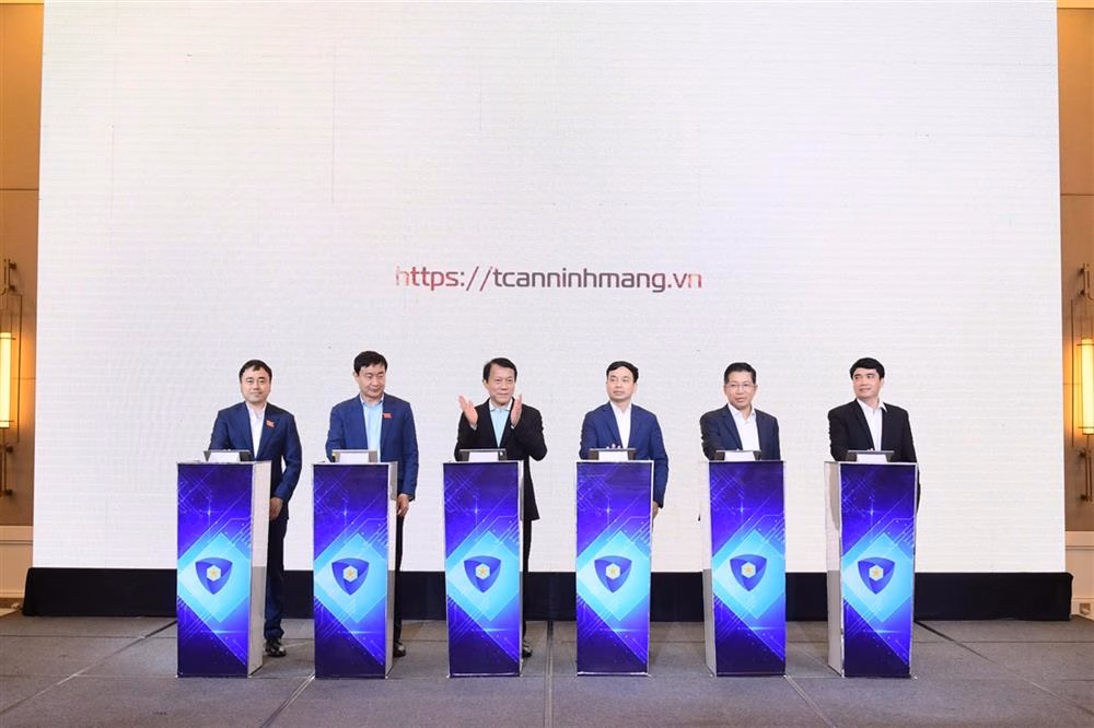 Bộ trưởng Lương Tam Quang cùng các đại biểu bấm nút ra mắt ra mắt Tạp chí An ninh mạng Việt Nam.