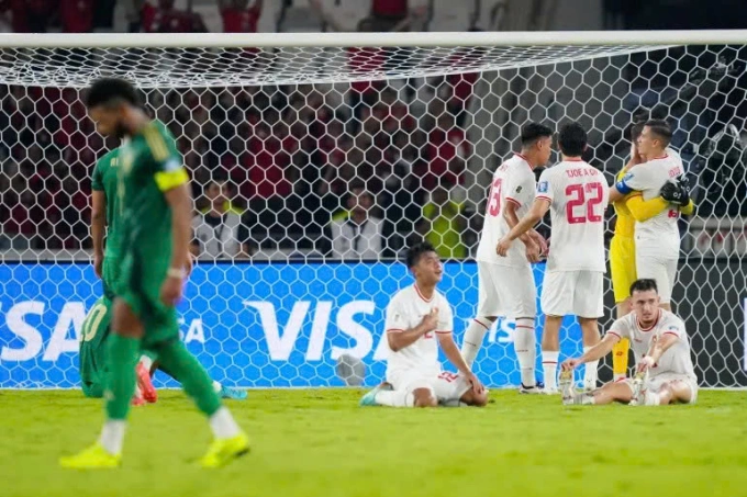Cầu thủ Indonesia (áo trắng) chia vui sau trận thắng Arab Saudi 2-0 trên sân Bung Karno, thành phố Jakarta, Indonesia tối 19/11/2024. Ảnh:
