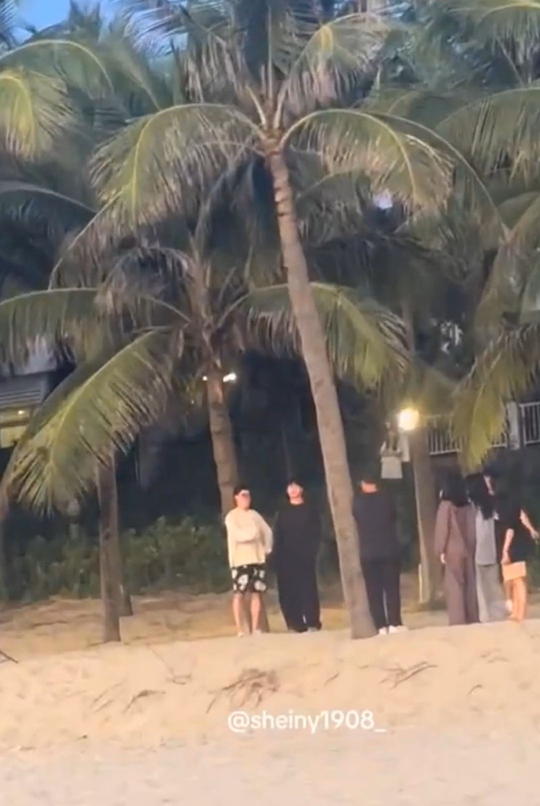 Jimin và Jungkook BTS ‘đổ bộ’ Đà Nẵng, livestream kể chuyện được ông chủ quán ‘bẹo má’ Cặp trai đẹp BTS
