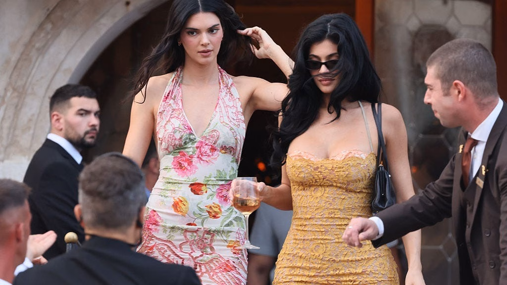 Kendall và Kylie Jenner bị chỉ trích vì vắng mặt đám cưới Brody Jenner Chị em Kendall - Kylie xúng xính dự đám cưới tỷ phú Jeff Bezos nhưng là theo diện "đi cửa sau"
