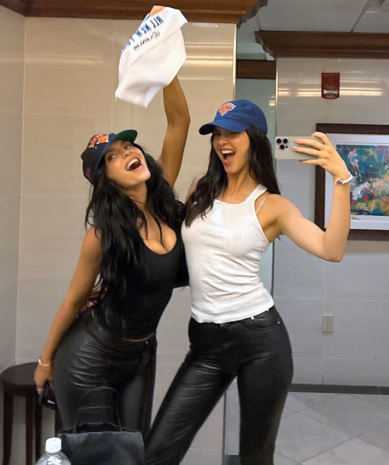 Kendall và Kylie Jenner bị chỉ trích vì vắng mặt đám cưới Brody Jenner Kendall - Kylie là 2 thành viên trẻ nhất gia tộc ồn ào Kardashian - Jenner