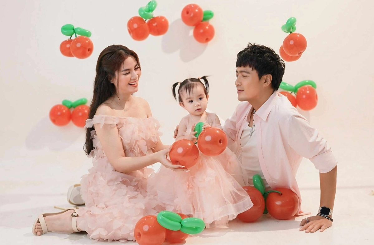 Kha Ly và Thanh Duy hạnh phúc với con gái Lita: Tuổi thơ đáng nhớ và tình yêu nghệ thuật Nữ diễn viên nói từ khi có con, ngôi nhà cô tràn ngập tiếng cười.